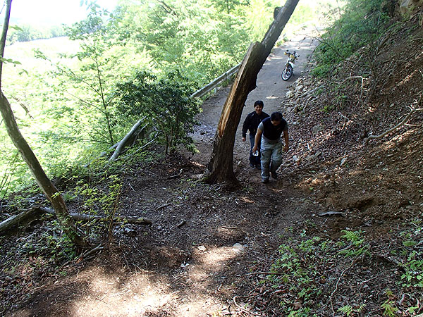 崖崩れ現場を下見中